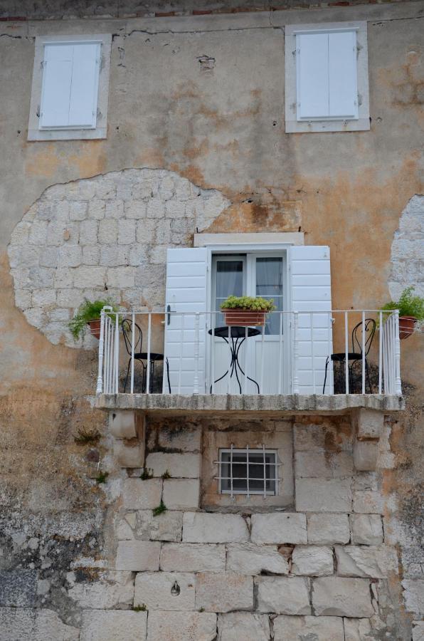 Castel Nonna Franka Apartman Sutivan Kültér fotó
