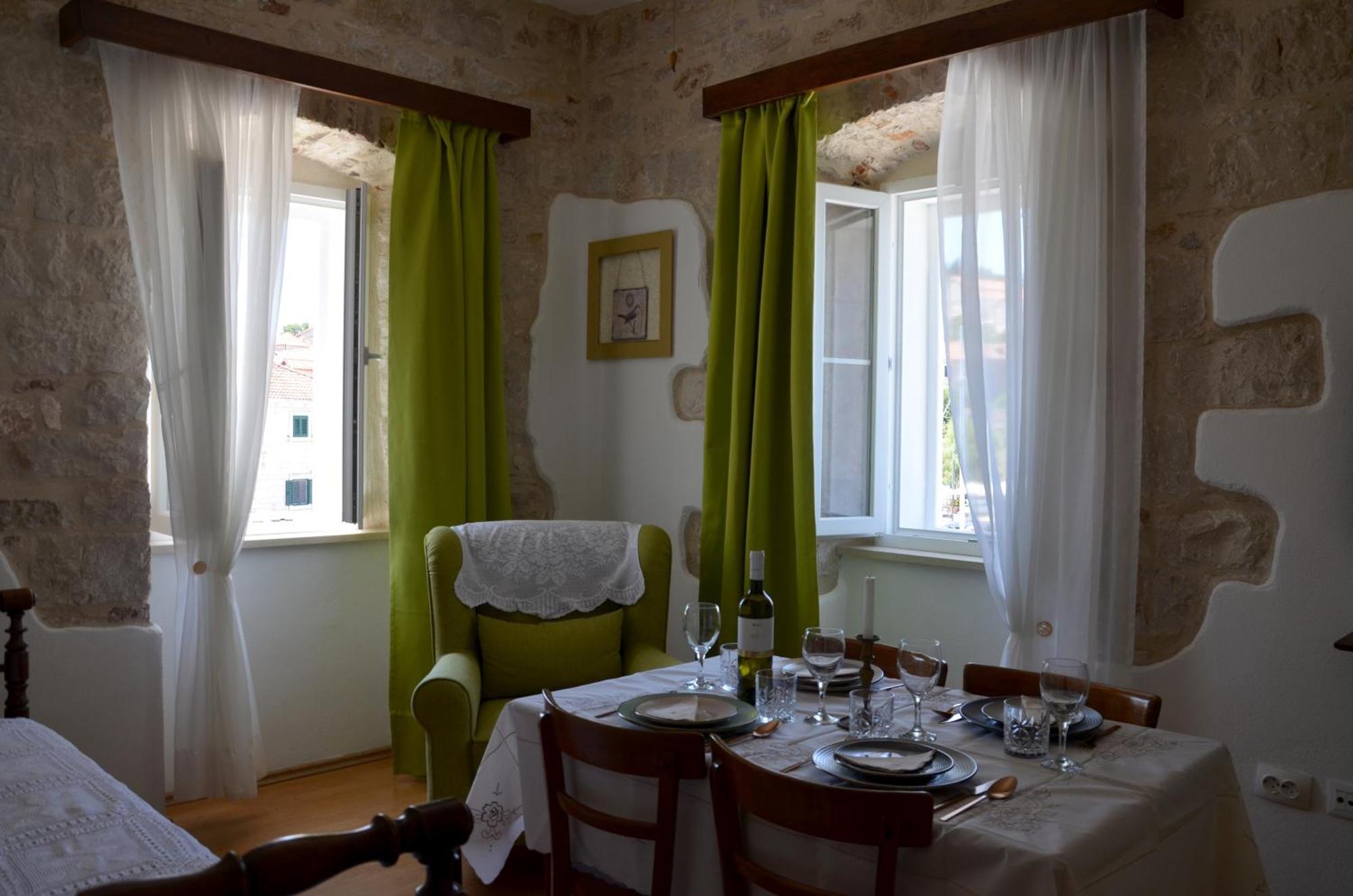 Castel Nonna Franka Apartman Sutivan Kültér fotó