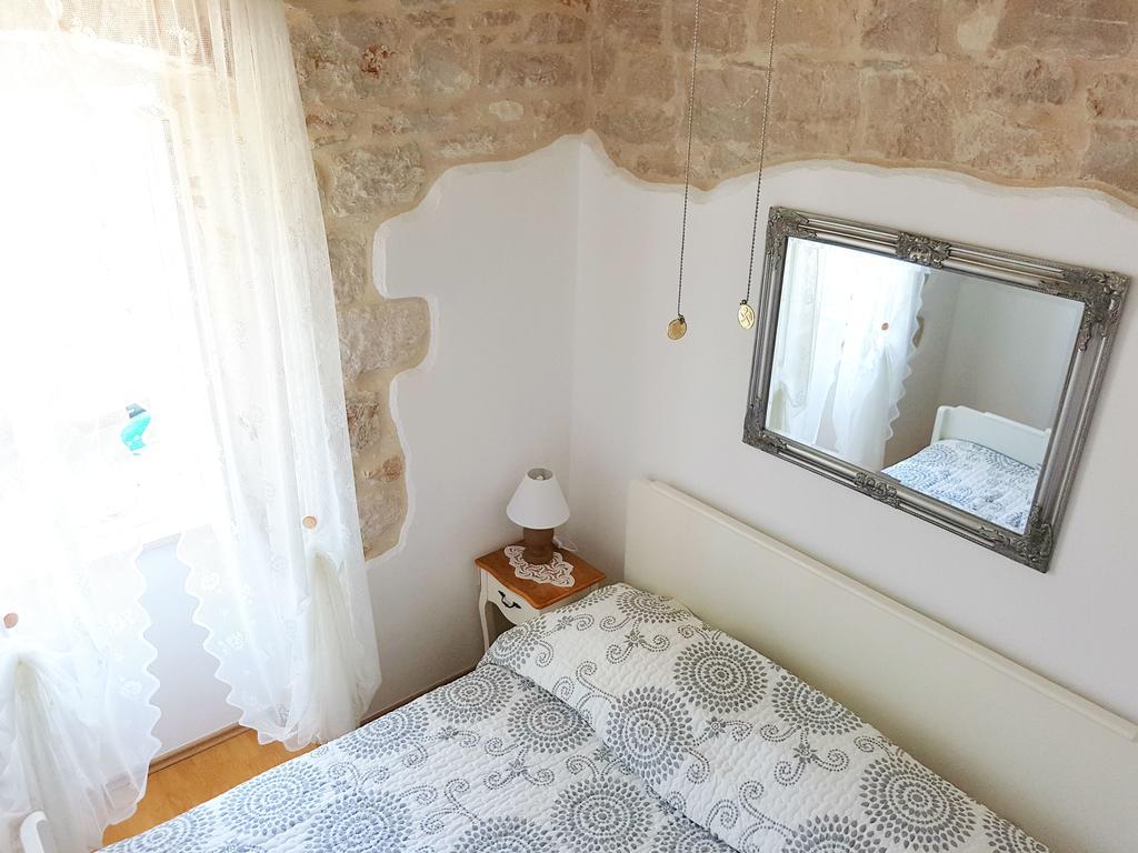 Castel Nonna Franka Apartman Sutivan Kültér fotó